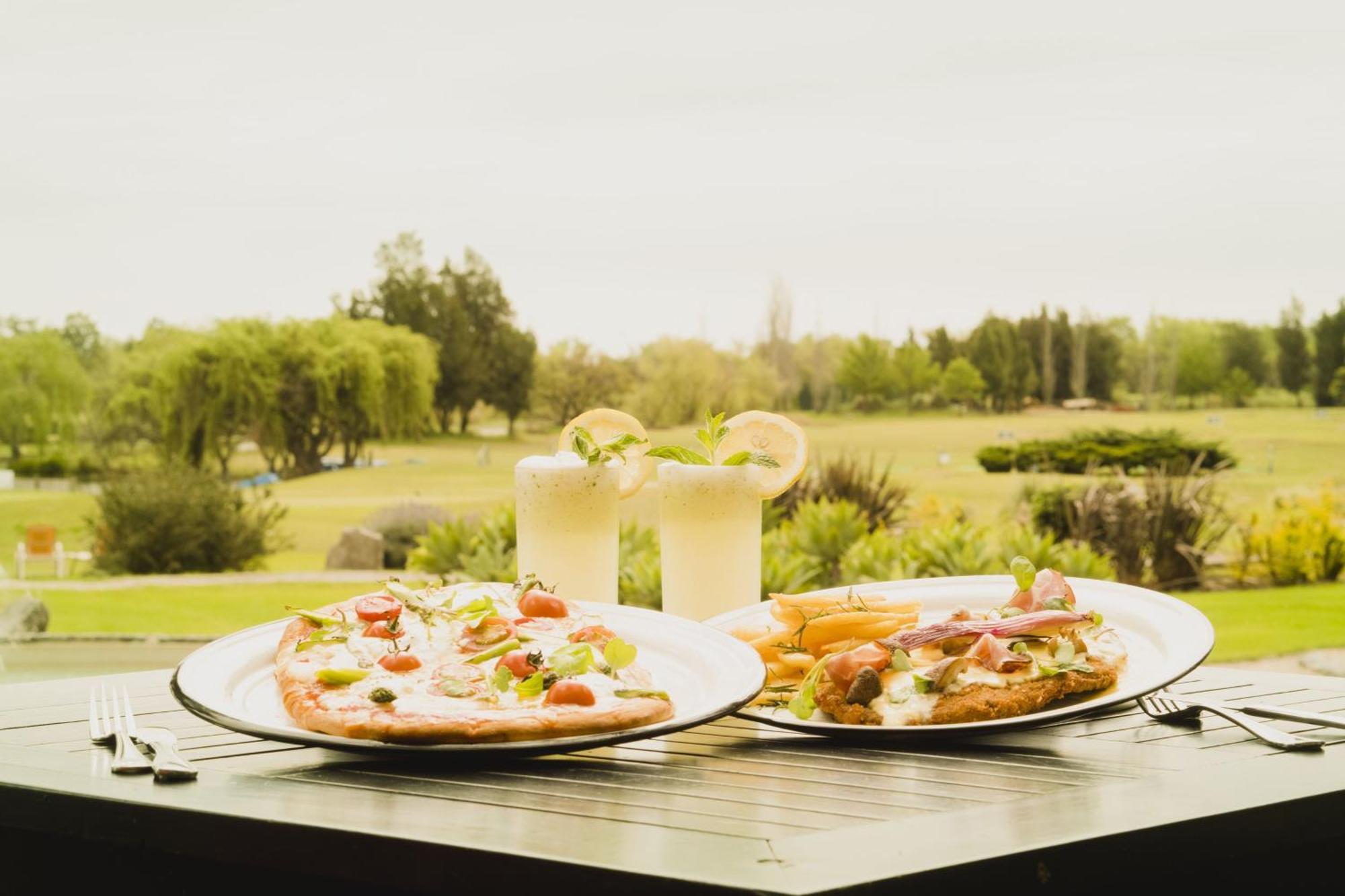 쉐라톤 콜로니아 골프 앤 스파 리조트 콜로니아델사크라멘토 외부 사진 A view of the golf course from the restaurant